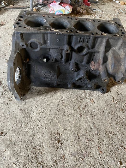 Блок циліндрів з поршнями опель вектра А 1.6