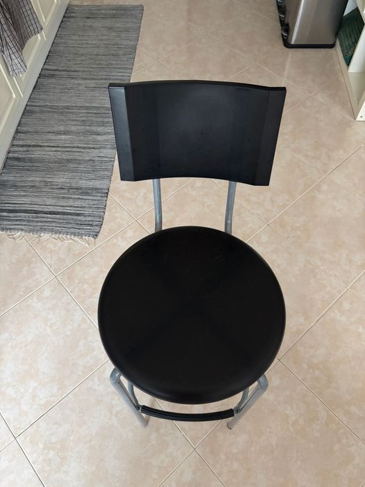 Bancos pretos cozinha