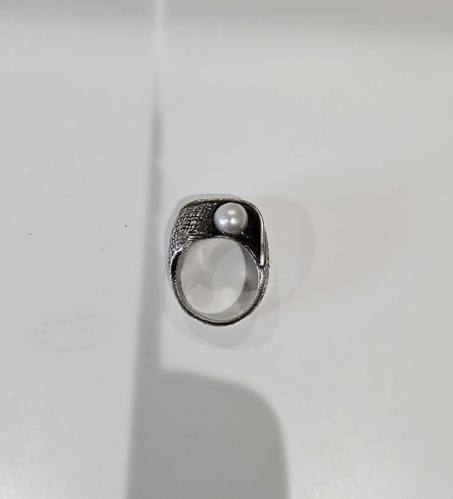 Anel prata e pérolas.