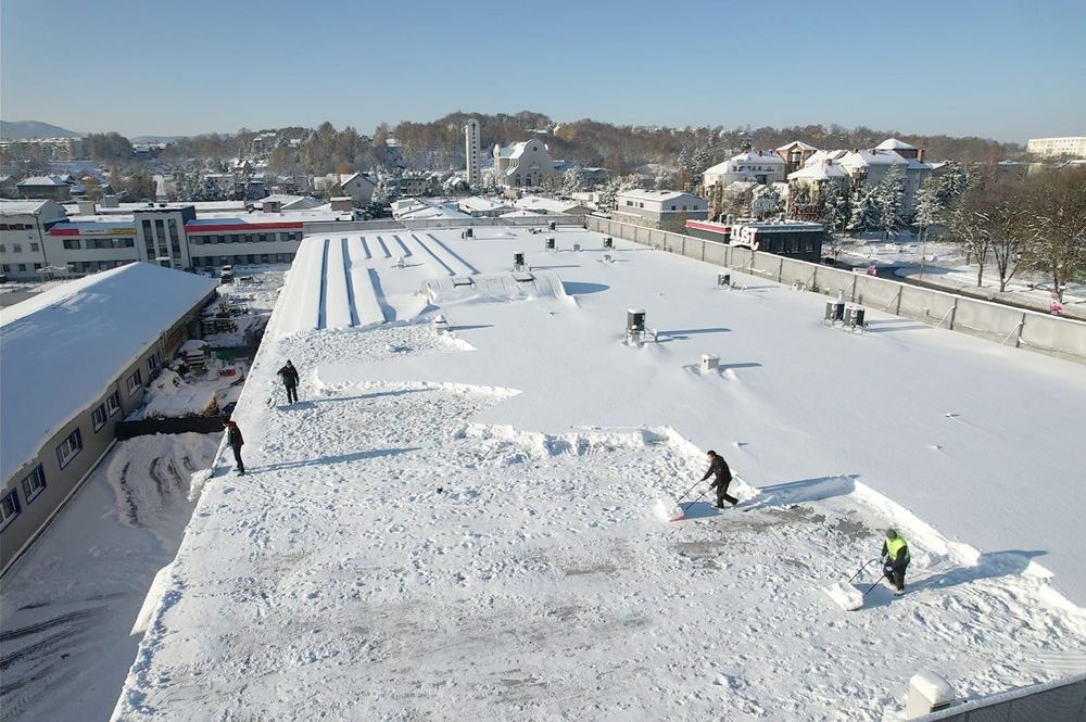 Odśnieżanie dachów płaskich, hal, śnieg, dach