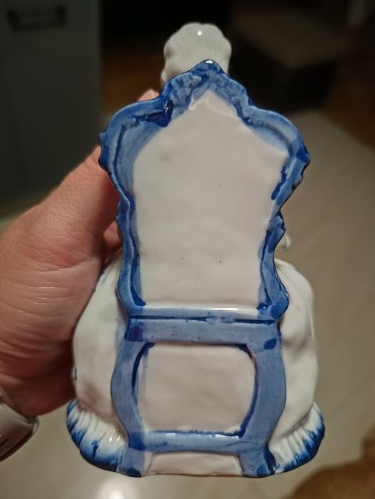 Porcelanowa dama z książką