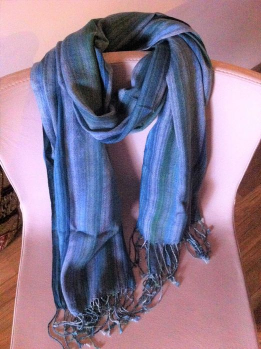 Echarpe de ​Primavera​/Verão às riscas, de ​t​ons azuis