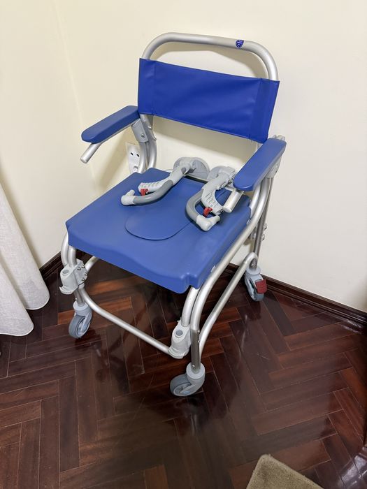 Cadeira de Banho Articulada Alumínio Usada - Apoio Pé /Braços