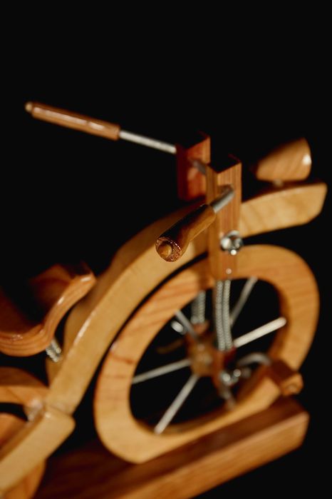 Bicicleta em madeira com raios de alúminio