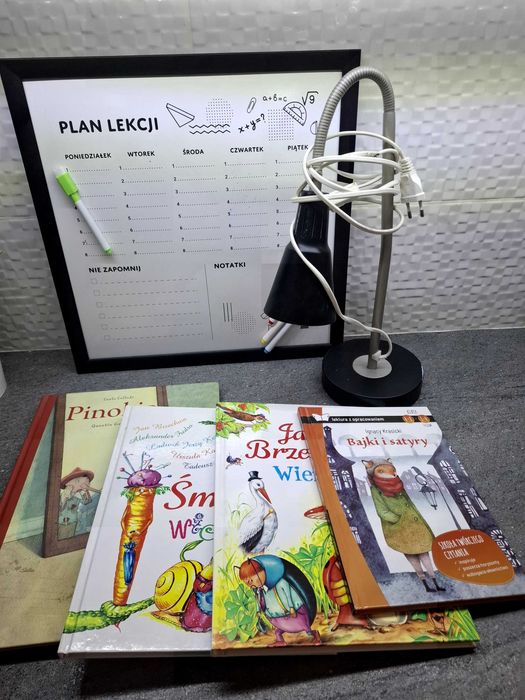 Lampka na biurko, książeczki, tablica
