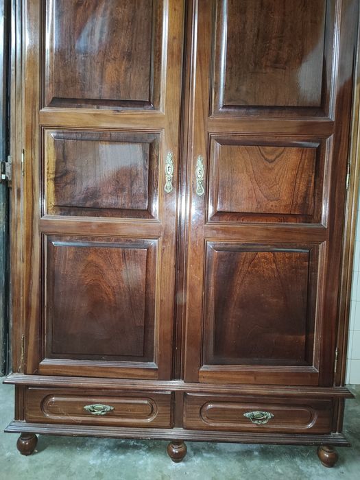 Guarda Roupa em madeira maciça