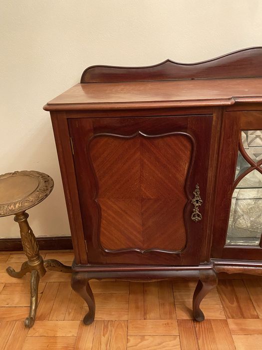 Aparador de Sala com Vitrine e Prateleiras