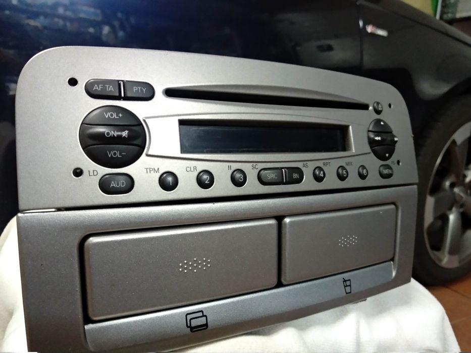 Auto-radios de origem: 1 Mercedes e  1 Alfa Romeo com gavetas