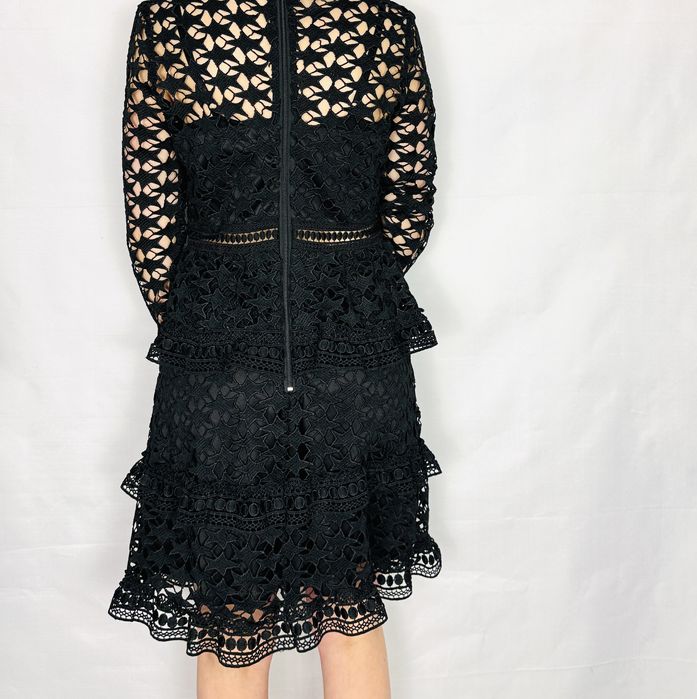 Czarna koronkowa sukienka z baskinką M 38