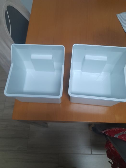 Duas caixas de arrumação usadas em bom estado.