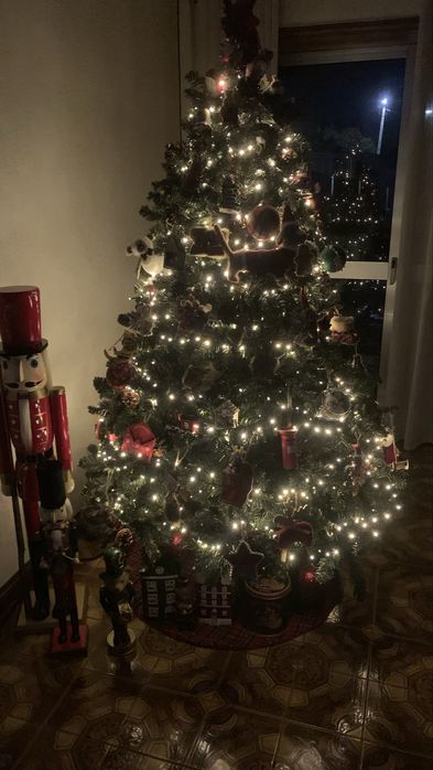 Árvore de Natal 1,80 com pinhas