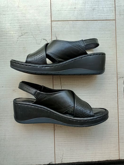 Skórzane sandały na koturnie czarne rozmiar 38