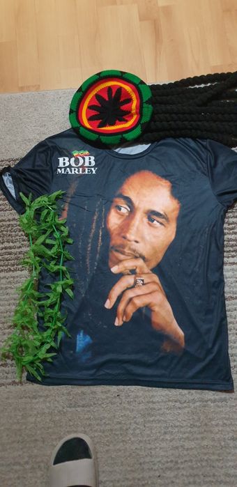 Czapka Rasta z dredami, plus koszulka i naszyjnik ze sztucznym zielem
