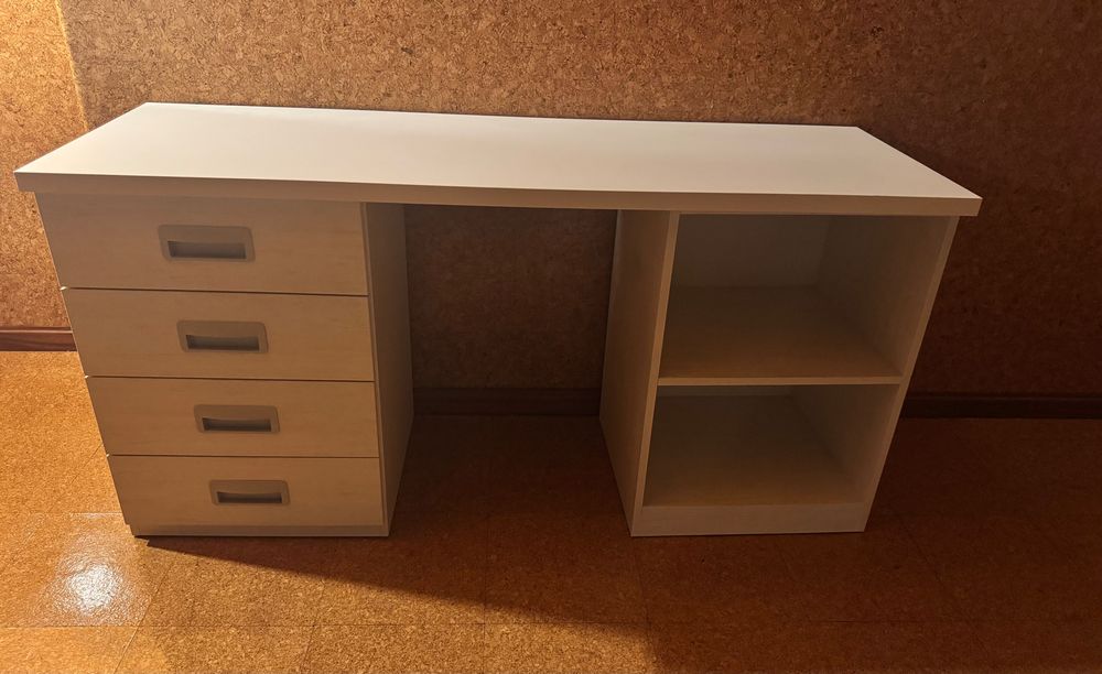 Secretária com tampo amovível