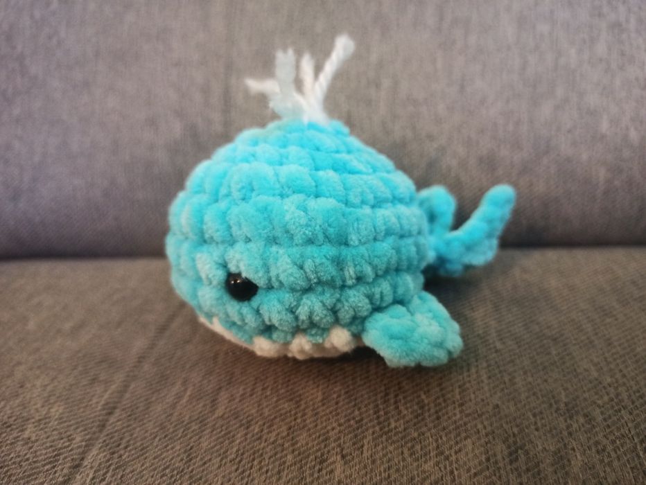 Ręcznie zrobiony na szydełku wieloryb