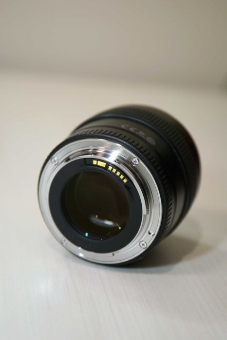 Об'єктив Canon 85 mm 1.8