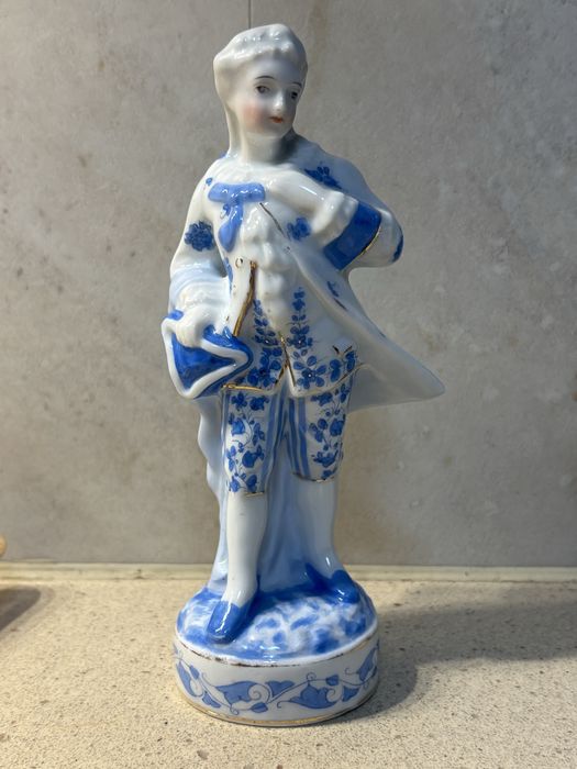 Lindo antigo par de figuras rococcó em porcelana europeia