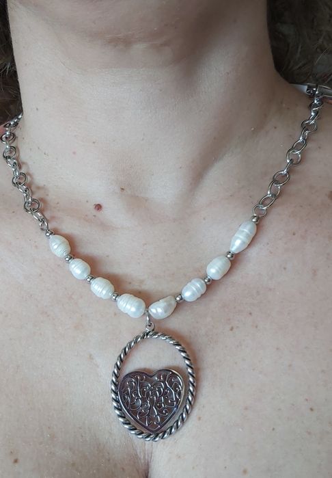 Colar prateado, em aço, com coração e pérolas naturais