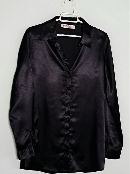 Camisa preta de Cetim