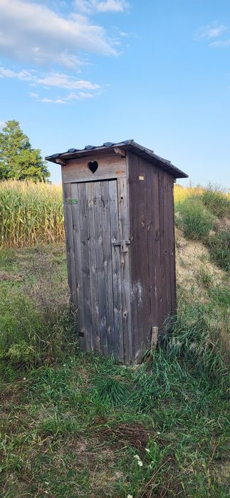 Toaleta budowlana, wc, wychodek.