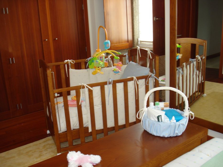Cama de bebê em madeira
