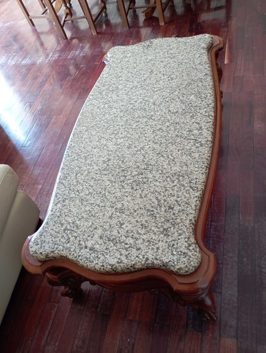 Mesa de centro antiga com o tampo  de mármore