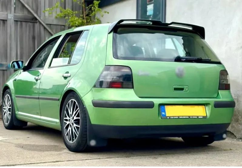 Aileron / lip / spoiler traseiro em plástico ABS (por pintar ou em preto piano brilhante) para VW Golf 4, 3/5 portas hatchback 1998-2004