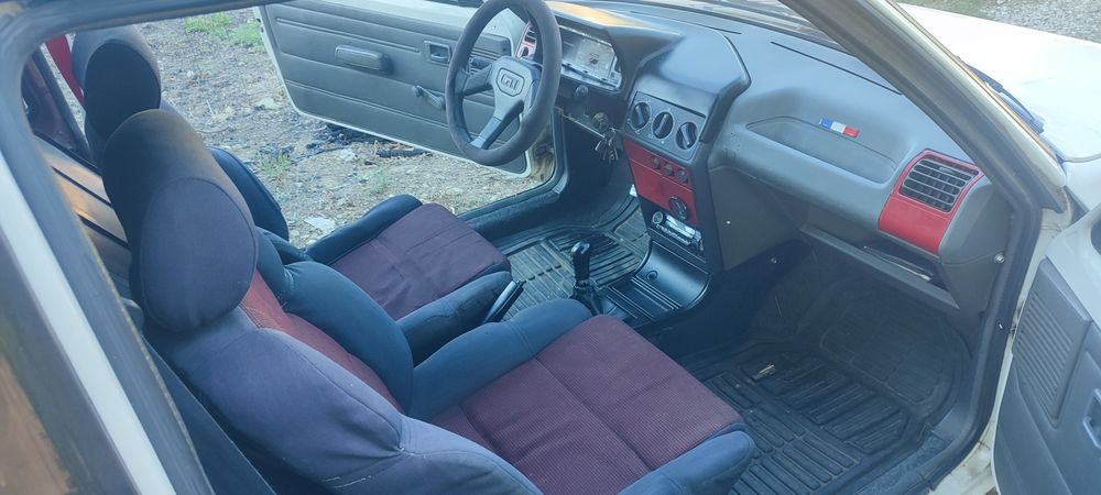 Peogeot 205 xad turbo de livrete.
 motor e kilometros originais. 
Bancos GTI
volante GTI
Carro fiável e muito econômico.
