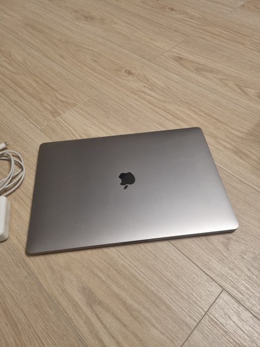 Macbook Pro Space Gray i9 32gb Radeon 5300M 4gb