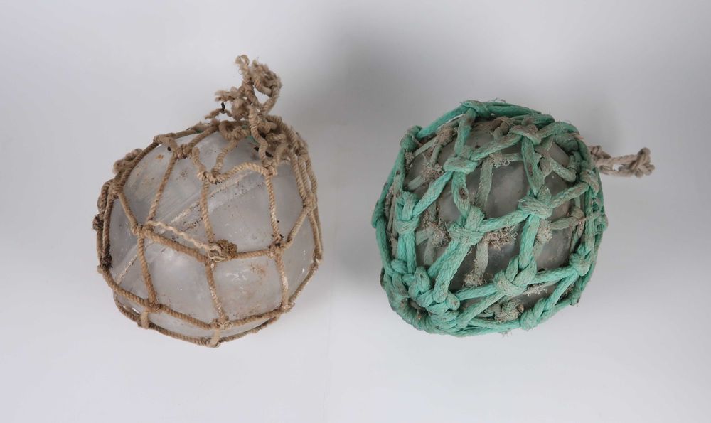 2 boias de rede de pesca em vidro muito antigas