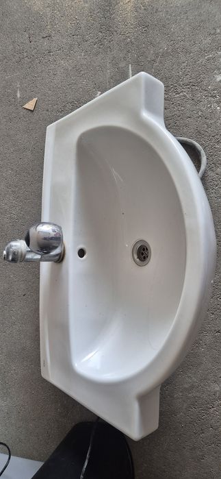 Umywalka Koło z baterią