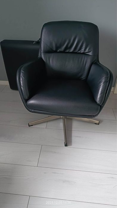 Fotel obrotowy thisted czarny bujany