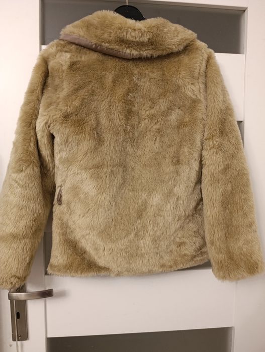 Krótkie, włoskie sztuczne futro