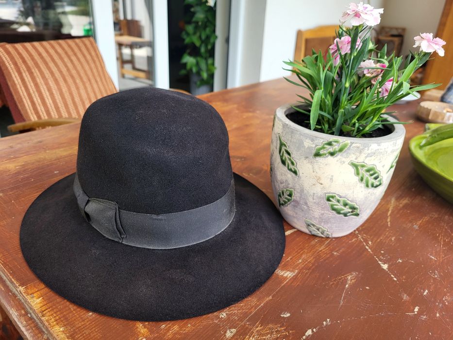 Czarny, damski, elegancki kapelusz rozmiar 55