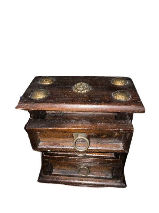 Móvel guarda jóias pequeno contador

Excelente estado

Medidas
20cm al