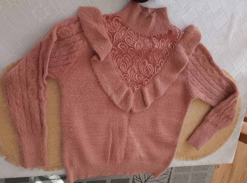 Jasmine swetrek z falbanką i koronką Uniwersalny