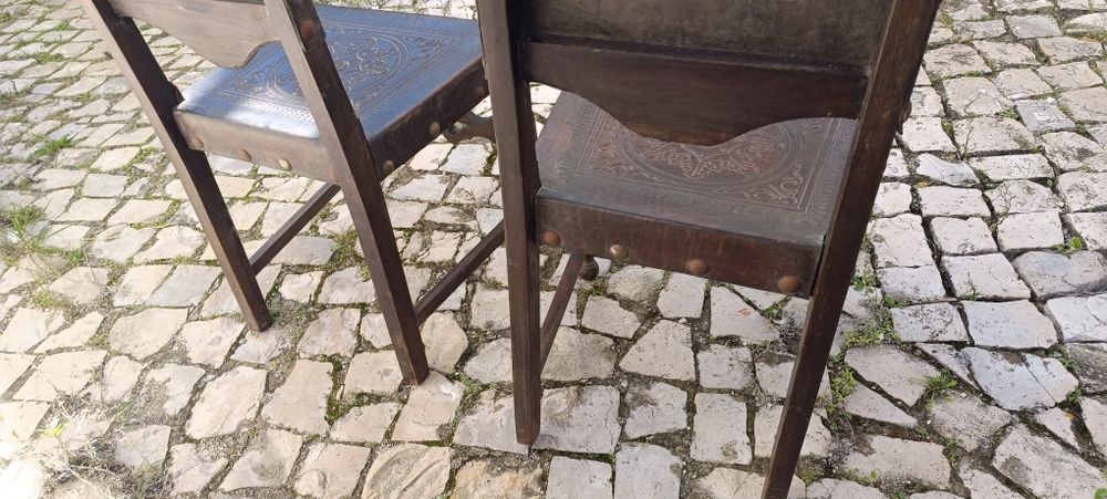 Cadeiras antigas em cabedal