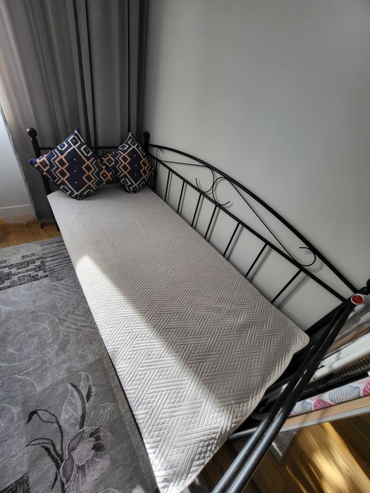 Łóżko metalowe ze stelażem