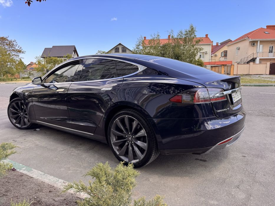 Tesla model s P85+. 2013