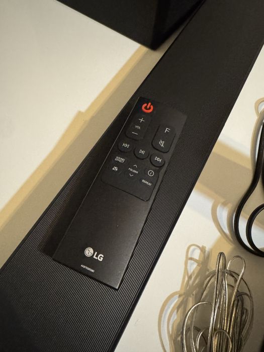 LG Wireless SoundBar SN4R z głośnikami satelitarnymi