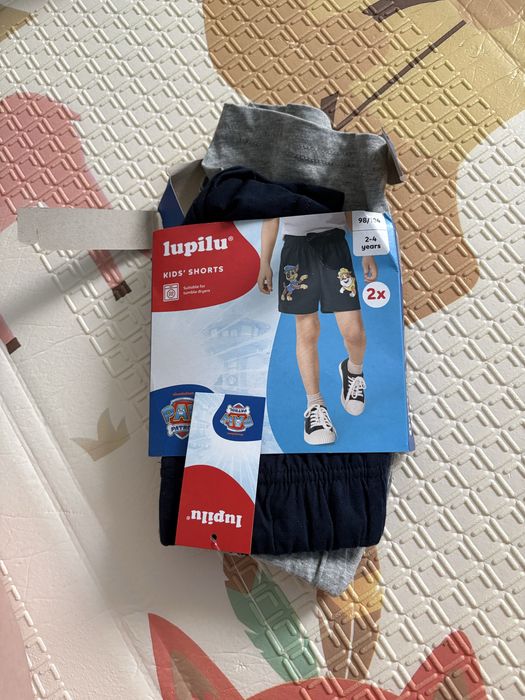 Nowe krotkie spodenki chłopięce r. 98/104