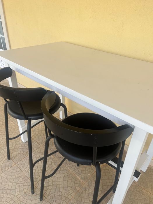 Conjunto Ikea Mesa e Cadeiras Altas