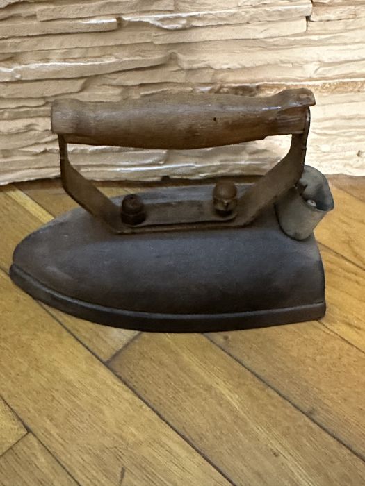 Stare żelazko elektryczne