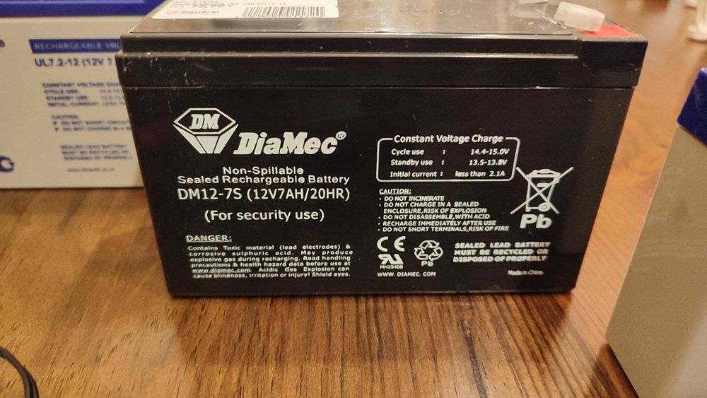 6/12V Charger + 3 Batteries64297475434499123