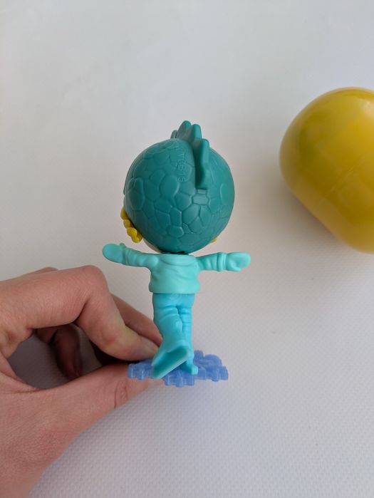 Фігурка Кіндер максі kinder maxi дівчинка на ковзанах