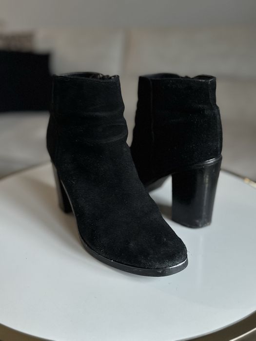 Czarne zamszowe botki na grubym obcasie Reserved 39