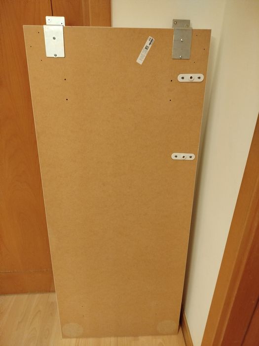Tampo de mesa IKEA Lagkapten, 2 pernas IKEA Olov e suporte para prender a mesa à estante Kallax.