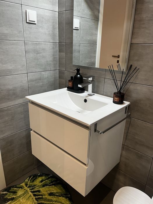 Armário de casa de banho com lavatório, torneira, espelho e luz