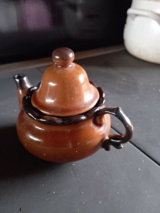 Czajniczek z pokrywką prześliczny.