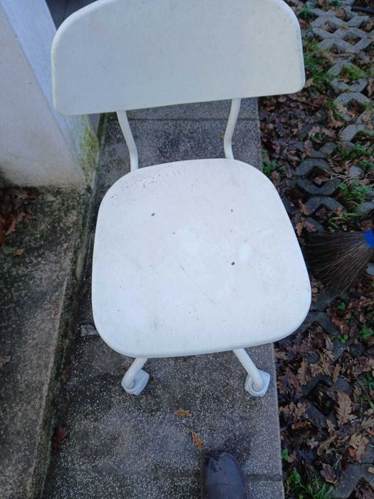 Cadeira plastico regulavel com rodas